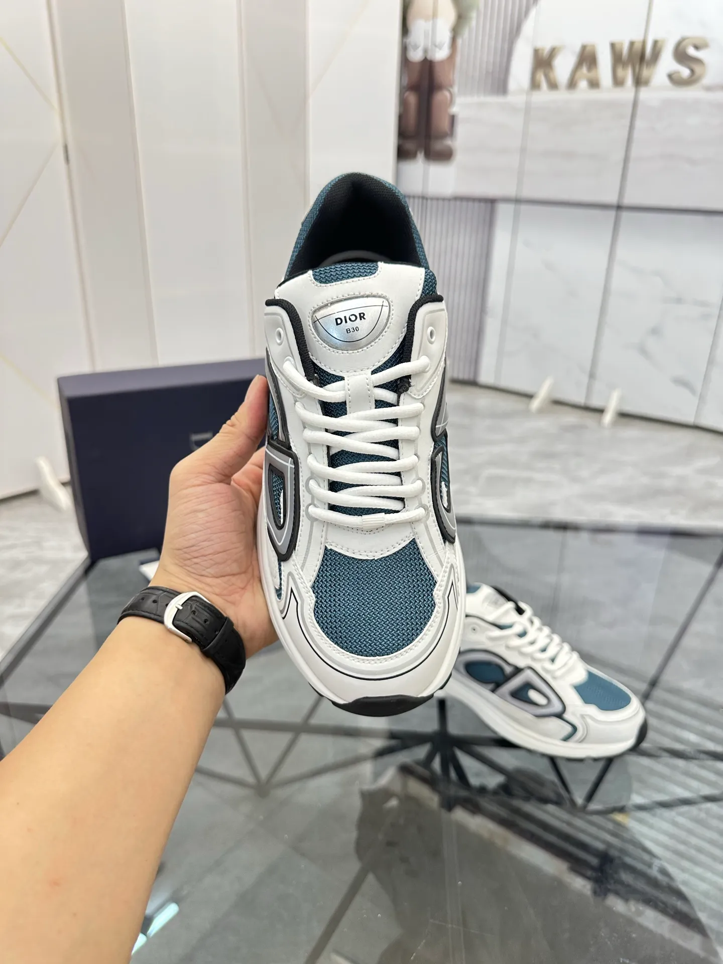 Men's shoes: 💰P400¥ Available in Guangzhou Product trademark: Dior* "Dior*" low-top casual shoes Regular size: 35-46 (can be customized to 47) Couple style Product materials: Upper imported cowhide stitched with original fabric, breathable lining, ultra-light foam original outsole. No.: 007